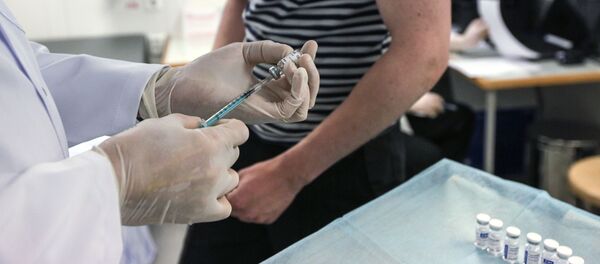 تطعيم أفراد الأسطول الشمالي الروسي على متن الفرقاطة الأميرال كاساتونوف  بـ لقاح سبوتنيك V ضد فيروس كورونا في سيفيرومورسك، روسيا 2 ديسمبر 2020 - سبوتنيك عربي