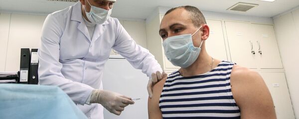 تطعيم أفراد الأسطول الشمالي الروسي على متن الفرقاطة الأميرال كاساتونوف  بـ لقاح سبوتنيك V ضد فيروس كورونا في سيفيرومورسك، روسيا 2 ديسمبر 2020 - سبوتنيك عربي