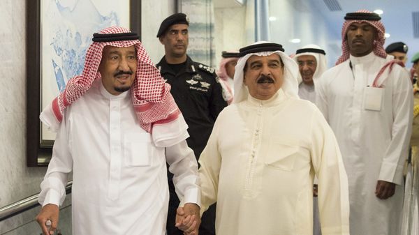 العاهل السعودي الملك سلمان بن عبد العزيز مع العاهل البحريني الملك حمد بن عيسى آل خليفة العاهل السعودي الملك سلمان بن عبد العزيز مع العاهل البحريني الملك حمد بن عيسى آل خليفة - سبوتنيك عربي