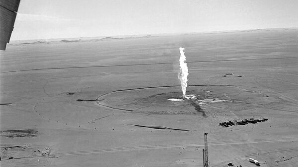  صورة لحريق  في بئر الغاز الصحراوي بغاسي الطويل شرقي الجزائر في 2 إبريل / نيسان 1962 - سبوتنيك عربي