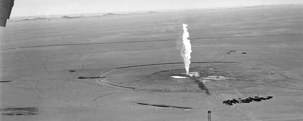  صورة لحريق  في بئر الغاز الصحراوي بغاسي الطويل شرقي الجزائر في 2 إبريل / نيسان 1962 - سبوتنيك عربي