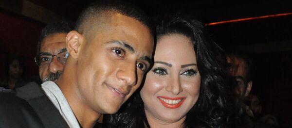 الفنان المصري، محمد رمضان، مع الممثلة المصرية، رحاب الجمل في العرض الخاص لفيلم عبده موتة عام 2012 - سبوتنيك عربي