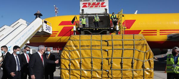 رئيس الوزراء الإسرائيلي بنايمين ناتنياهو يستقبل شحنة لقاح فايزر الامريكي ضد فيروس كورونا بتاريخ 9 ديسمبر/ كانون الاول 2020 - سبوتنيك عربي