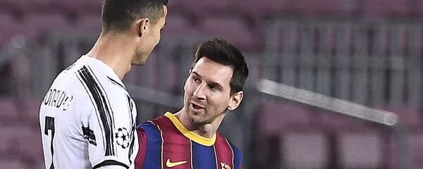 البرتغالي كريستيانو رونالدو مع الأرجنتيني ليونيل ميسي في مباراة يوفنتوس الإيطالي وبرشلونة الإسباني في دوري أبطال أوروبا - سبوتنيك عربي