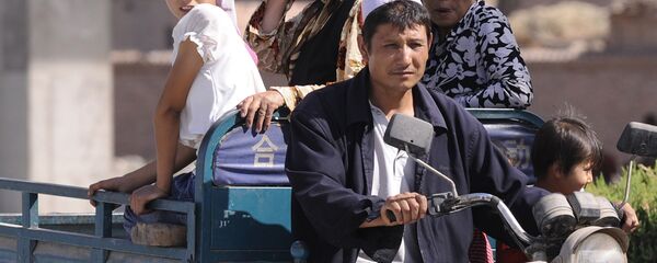 أفراد من أقلية مسلمة في غرب الصين في منطقة شينجيانغ المسلمة بشكل رئيسي في 30 يوليو 2008 - سبوتنيك عربي