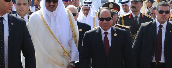 الرئيس المصري عبد الفتاح السيسي يستقبل أمير قطر الشيخ تميم بن حمد آل ثاني في مطار شرم الشيخ - سبوتنيك عربي