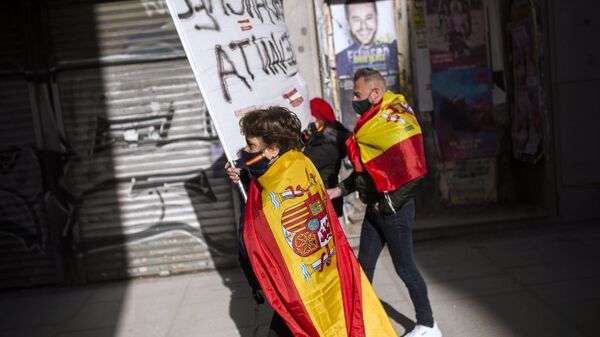 متظاهرون مناهضون للحكومة في مدريد. تزامنت المظاهرة مع يوم الدستور الإسباني، حيث يطالبون المتظاهرون باستقالة الحكومة الحالية، إسبانيا 6 ديسمبر 2020 - سبوتنيك عربي