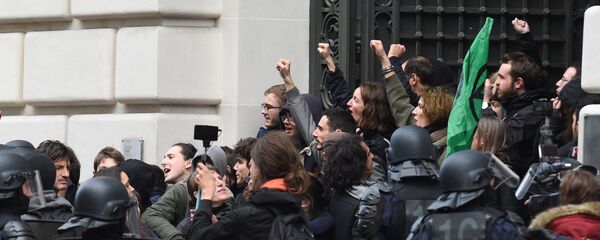 مظاهرة أمام مقر شركة إدارة الأصول بلاك روك في باريس - سبوتنيك عربي