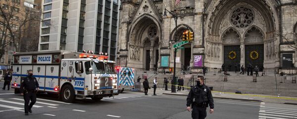 مسلح يطلق النار على حفل غنائي أقيم في الهواء الطلق على درج كاتدرائية سانت جون بحي مانهاتن من مدينة نيويورك الأمريكية، 13 ديسمبر 2020 - سبوتنيك عربي