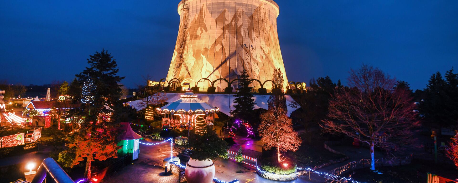 السيارات تمر من أمام مبنى التبريد عند الدخول إلى سوق عيد الميلاد في محطة الطاقة النووية القديمة في كالكار، غرب ألمانيا11 ديسمبر 2020 - سبوتنيك عربي, 1920, 14.12.2020