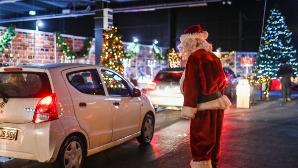 بابا نويل يرحب بالزوار عند الدخول إلى سوق عيد الميلاد في محطة الطاقة النووية القديمة في كالكار، غرب ألمانيا11 ديسمبر 2020 - سبوتنيك عربي