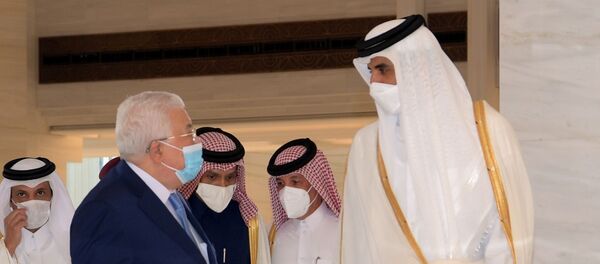 أمير قطر، الشيخ تميم بن حمد آل ثان خلال استقباله الرئيس الفلسطيني، محمود عباس في العاصمة القطرية الدوحة، 14 ديسمبر/ كانون الأول 2020 - سبوتنيك عربي