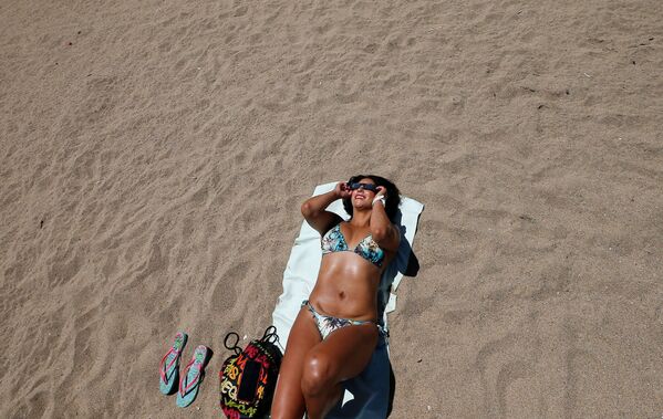 امرأة تشاهد الكسوف الكلي للشمس في فالباريسو، تشيلي في 14 ديسمبر 2020 - سبوتنيك عربي