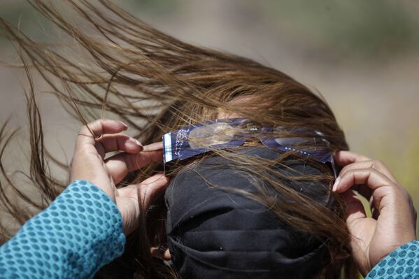 امرأة تشاهد الكسوف الكلي للشمس من بيدرا ديل أغيلا، مقاطعة نيوكوين، الأرجنتين في 14 ديسمبر 2020 - سبوتنيك عربي