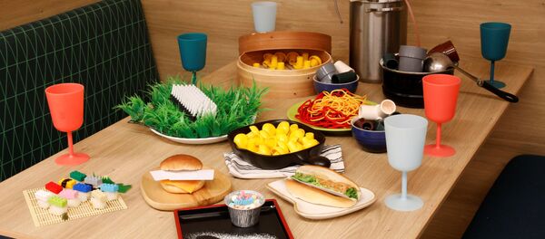 عرض منتجات بلاستيكية مختلفة تزن 1.3 كيلوغرام، وهو ما يعادل كمية البلاستيك التي يمكن أن يأكلها شخص ما في غضون خمس سنوات، على طاولة في هذا الرسم التوضيحي الذي تم التقاطه في طوكيو، اليابان 12 نوفمبر 2020 عرض منتجات بلاستيكية مختلفة تزن 1.3 كيلوغرام، وهو ما يعادل كمية البلاستيك التي يمكن أن يأكلها شخص ما في غضون خمس سنوات، على طاولة في هذا الرسم التوضيحي الذي تم التقاطه في طوكيو، اليابان 12 نوفمبر 2020 - سبوتنيك عربي