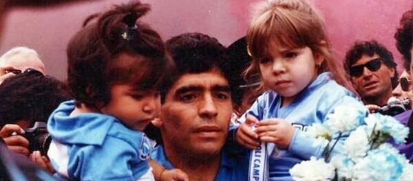 دييغو مارادونا مع ابنتيه دييغو مارادونا مع ابنتيه - سبوتنيك عربي