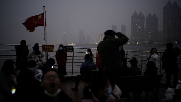 أشخاص يرتدون كمامات أثناء وحلة قارب سياحي على نهر يانغتسي، بعد عام تقريبًا من تفشي مرض فيروس كورونا (كوفيد-19) في ووهان، مقاطعة هوبي، الصين، 11 ديسمبر 2020. - سبوتنيك عربي