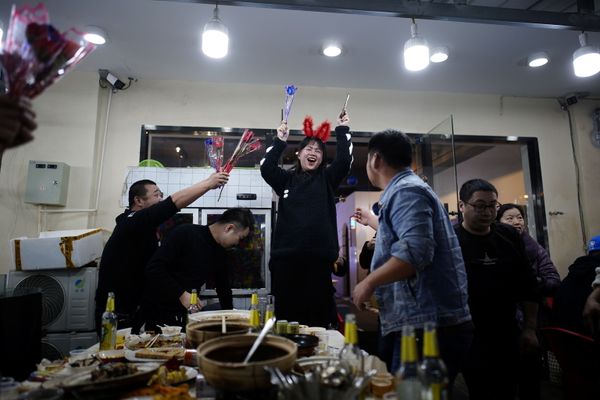 أشخاص يحتفلون بعيد ميلادهم في مطعم في أحد شوارع المدينة، بعد عام تقريبًا من تفشي مرض فيروس كورونا (كوفيد-19) في ووهان، مقاطعة هوبي، الصين 11 ديسمبر 2020 أشخاص يحتفلون بعيد ميلادهم في مطعم في أحد شوارع المدينة، بعد عام تقريبًا من تفشي مرض فيروس كورونا (كوفيد-19) في ووهان، مقاطعة هوبي، الصين 11 ديسمبر 2020 - سبوتنيك عربي