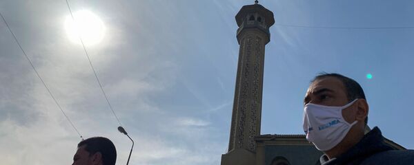 رجل يرتدي كمامة واقية من فيروس كورونا وفي الخلفية مأذنة مسجد في مصر نوفمبر تشرين الثاني رجل يرتدي كمامة واقية من فيروس كورونا وفي الخلفية مأذنة مسجد في مصر نوفمبر تشرين الثاني - سبوتنيك عربي