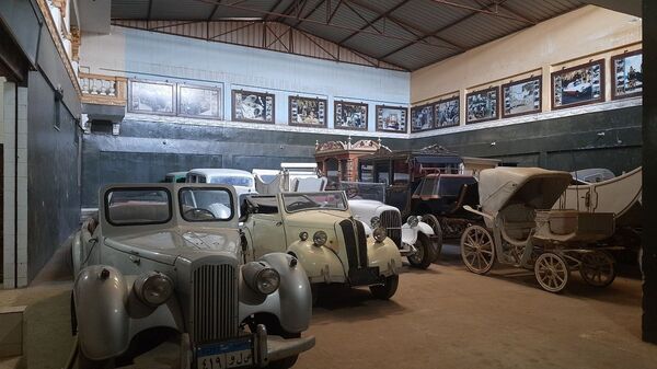 جولة بين أسطول سيد سيما ملك السيارات الأنتيكة في مصر جولة بين أسطول سيد سيما ملك السيارات الأنتيكة في مصر - سبوتنيك عربي