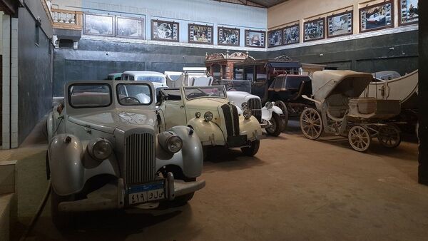 جولة بين أسطول سيد سيما ملك السيارات الأنتيكة في مصر جولة بين أسطول سيد سيما ملك السيارات الأنتيكة في مصر - سبوتنيك عربي