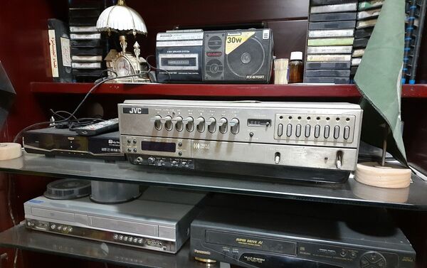 جولة بين أسطول سيد سيما ملك السيارات الأنتيكة في مصر جولة بين أسطول سيد سيما ملك السيارات الأنتيكة في مصر - سبوتنيك عربي