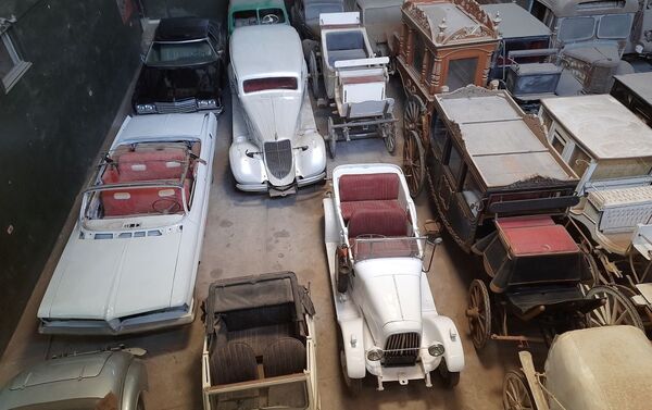 جولة بين أسطول سيد سيما ملك السيارات الأنتيكة في مصر جولة بين أسطول سيد سيما ملك السيارات الأنتيكة في مصر - سبوتنيك عربي