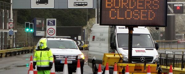 الوضع في بريطانيا مع ظهور سلالة كورونا الجديدة - لافتة مكتوب عليها حدود فرنسا مغلقة بعد فرض حظر التنقل والسفر بين بريطانيا والاتحاد الأوروبي، ميناء دوفير، إنجلترا 21 ديسمبر 2020 - سبوتنيك عربي