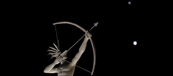 يمكن رؤية زحل (أعلى) والمشتري (أسفل) في السماء، فوق توبيكا، كان، بولاية كانساس في الولايات المتحدة 21 ديسمبر 2020 - سبوتنيك عربي