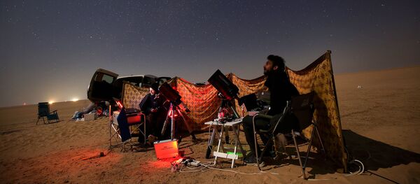 أشخاص يراقبون اقتران كوكبي زحل والمشتري في السالمي، منطقة صحراوية تبعد 120 كلم من مدينة الكويت، الكويت 21 ديسمبر 2020 - سبوتنيك عربي