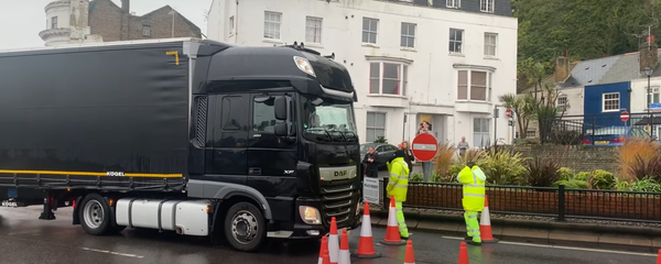 سائق غاضب يضغط على بوق الشاحنة بشكل مستمر لعدم قدرته الخروج من بريطانيا... فيديو - سبوتنيك عربي