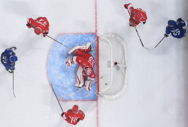 حارس المرمى إيغور بوبكوف (وسط) من نادي تشيرنيشيف، خلال مباراة نصف النهائي في بطولة الهوكي بين فريقي بوبروف و تشيرنيشيف في موسكو، 19 يناير 2020 - سبوتنيك عربي