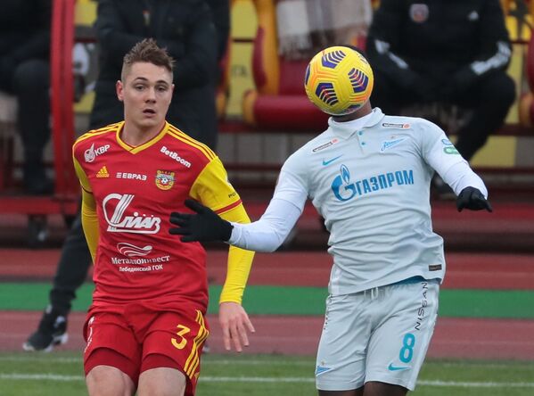 Игрок Арсенала Артем Сокол и игрок Зениلاعب نادي أرسنال - تولا، أرتيوم سوكول، ولاعب نادي زينيت - سان بطرسبورغ، مالكوم، خلال مباراة الجولة الـ 16 من بطولة الدوري الممتاز لكرة القدم الروسية بين الفريقين، 28 نوفمبر 2020та Малком в матче 16-го тура чемпионата России по футболу среди клубов Премьер-лиги  - سبوتنيك عربي