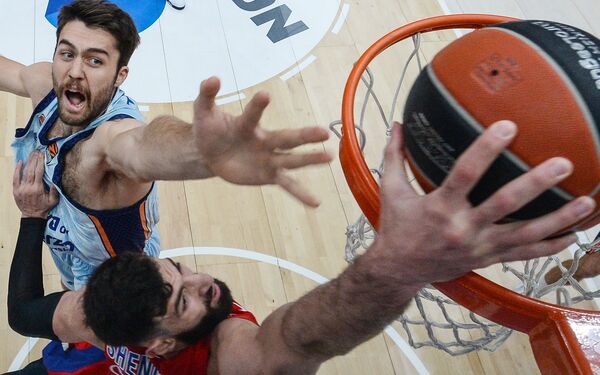 سام فان روسوم، لاعب فريق نادي  فالنسيا لكرة السلة (يسار) و تورنيك شنغيليا، لاعب فريق نادي سيسكا في مباراة الدور الخامس من الدوري الأوروبي لكرة السلة للموسم العادي بين بي بي سي سسكا-موسكو، روسيا ، وفالنسيا-إسبانيا، 29 أكتوبر 2020 - سبوتنيك عربي