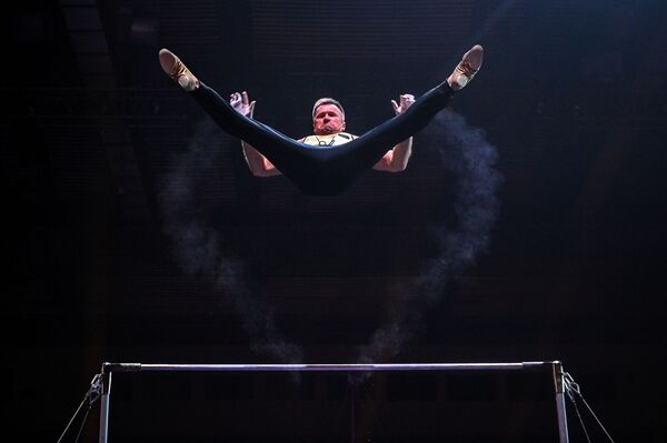 لاعب الجمباز الروسي  أليكسي نيموف خلال عرضه الفني أساطير الرياضة في قصر لوجنيكي الرياضي، 31 أكتوبر 2020 - سبوتنيك عربي