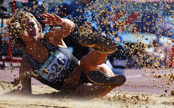 الروسية فيكتوريا غورلوفا خلال الوثب الطويل الثلاثي في ​​نهائيات بطولة روسيا لألعاب القوى بين السيدات في تشيليابينسك الروسية، 11 سبتمبر 2020 - سبوتنيك عربي