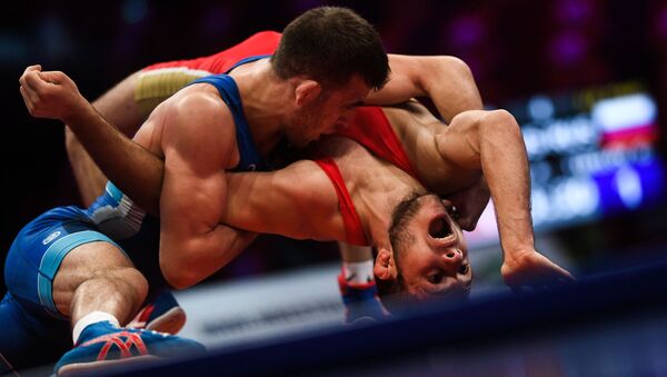   الروسيا أنزور كاراغولوف وغيورغي تيبيلوف خلال مباراة المصارعة اليونانية الرومانية للرجال في فئة وزن أقل من 60 كجم، في بطولة موسكو الدولية للمصارعة  الجائزة الكبرى موسكو- 2020. - سبوتنيك عربي