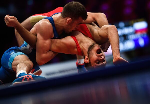   الروسيا أنزور كاراغولوف وغيورغي تيبيلوف خلال مباراة المصارعة اليونانية الرومانية للرجال في فئة وزن أقل من 60 كجم، في بطولة موسكو الدولية للمصارعة  الجائزة الكبرى موسكو- 2020. - سبوتنيك عربي