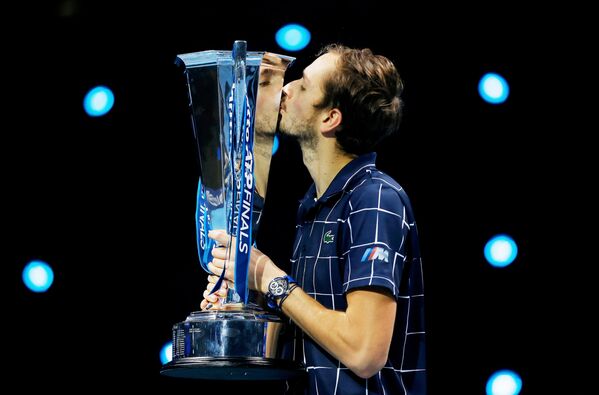 لاعب التنس الروسي دانييل ميدفيديف في حفل توزيع الجوائز بعد فوزه على الأسترالي دومينيك تيم في نهائي التنس الفردي من البطولة النهائية لجمعية لاعبي التنس المحترفين في لندن، إنجلترا 22 نوفمبر 2020 - سبوتنيك عربي