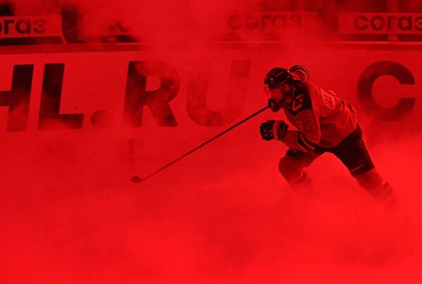 لاعب أفانغارد إرجي سيكاتش قبل مباراة بطولة القارات للهوكي العادية بين فريقي نادي أفانعارد (أومسك) ونادي سيبيريا (نوفوسيبيرسك)، 3 سبتمبر 2020 - سبوتنيك عربي