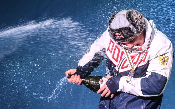 رومان ريبيلوف (روسيا)، الفائز بالمركز الأول في مسابقات الزحافات الثلجية المفردة للرجال في بطولة العالم في سوتشي، خلال حفل توزيع الميداليات 16 فبراير 2020 - سبوتنيك عربي