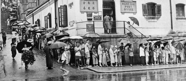 أشخاص يصطفون أمام مركز طبي في هونغ كونغ لأخذ لقاح ضد الكوليرا، 1 سبتمبر 1961  - سبوتنيك عربي