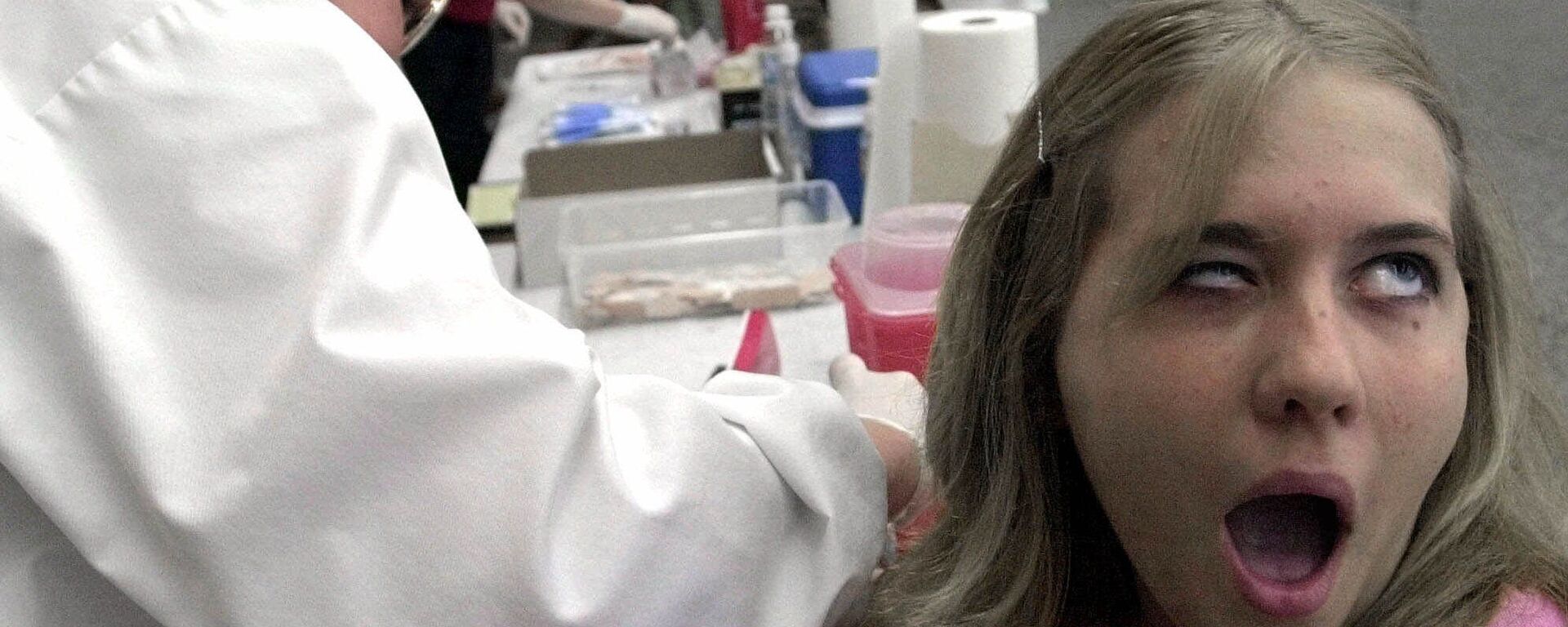 ميشيل كريبس، 18 عامًا، تتفاعل مع تلقيحها من قبل ممرضة المدرسة جيل كوهنز، مدرسة سالم الثانوية في مدينة سالم بولاية أوهايو الأمريكية،  8 يونيو 2001 - سبوتنيك عربي, 1920, 23.02.2022