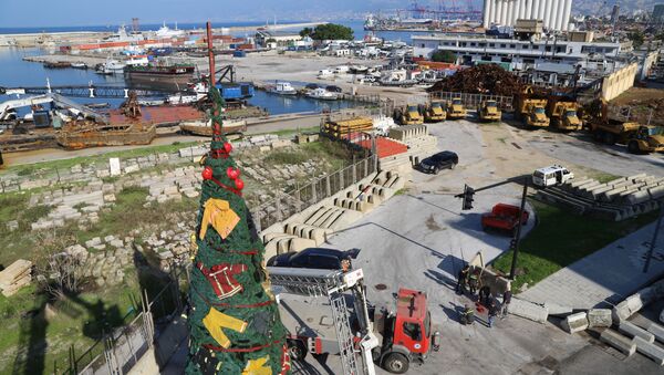 تزيين شجرة عيد الميلاد بأزياء طاقم رجال الإطفاء والانقاذ في بيروت، من تصميم الفنانة التشكيلية اللبنانية حياة ناظر، تكريما لمن فقدوا أرواحهم في عمليات الإطفاء والإنقاذ في انفجار مرفأ بيروت، لبنان 18 ديسمبر 2020 - سبوتنيك عربي