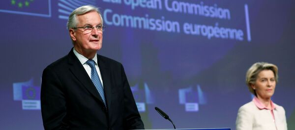 رئيس مفاوضي الاتحاد الأوروبي بشأن خروج بريطانيا من الاتحاد الأوروبي، ميشيل بارنييه، يدلي ببيان حول نتائج مفاوضات خروج بريطانيا من الاتحاد الأوروبي، أمام رئيسة المفوضية الأوروبية أورسولا فون دير لاين، في بروكسل ، بلجيكا، في 24 ديسمبر 2020. - سبوتنيك عربي