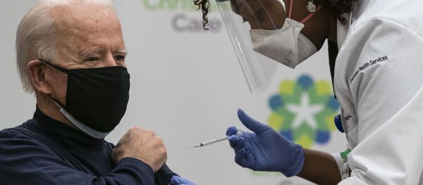 الرئيس الأمريكي المنتخب جو بايدن يتلقى لقحاً ضد فيروس كوفيد-19 من تيب مايز، كبيرة الممرضين ورئيسة الخدمات الصحية للموظفين، في حرم المركز الطبي كريستيان كير في نيويورك بولاية ديلاوير في 21 ديسمبر 2020. - سبوتنيك عربي