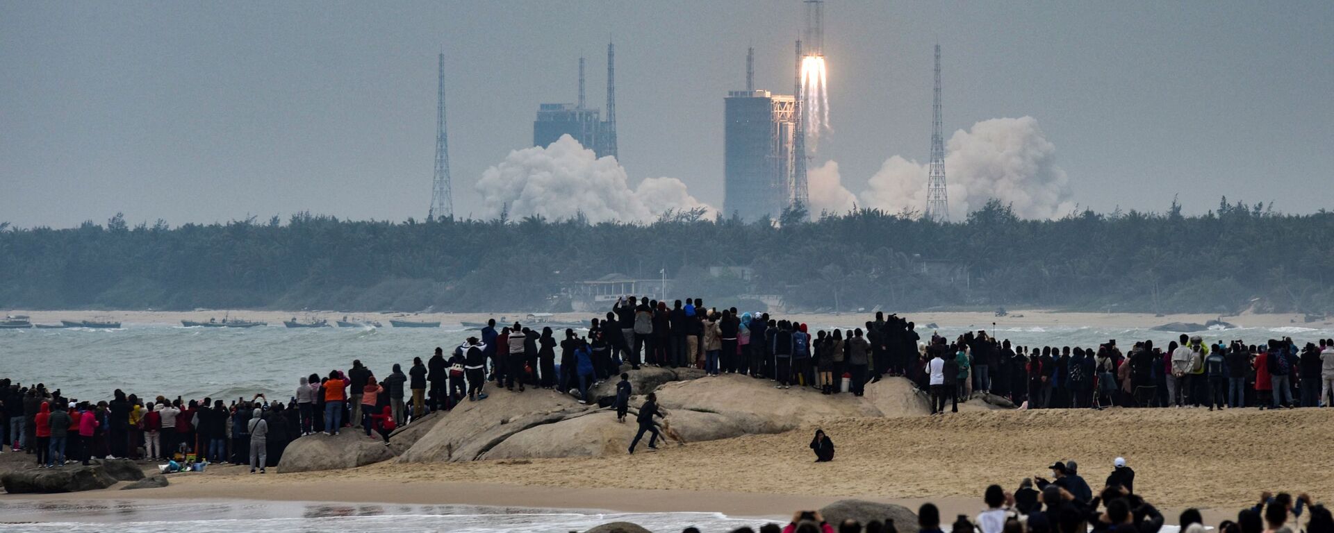 يشاهد الناس صاروخ لونع مارتش، وهو أحدث أسطول لمركبات الإطلاق الصينية لونع مارتش-8، وهو ينطلق من مركز وينشانغ للإطلاق الفضائي في مقاطعة هاينان جنوب الصين في 22 ديسمبر 2020. - سبوتنيك عربي, 1920, 14.04.2023