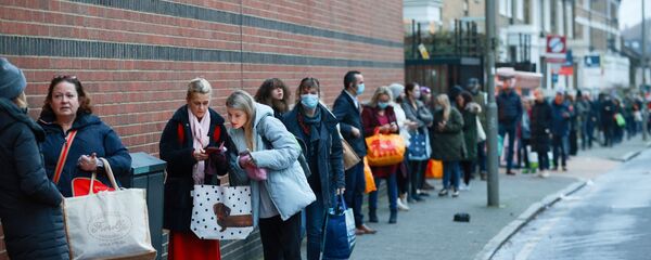 الوضع في بريطانيا مع ظهور سلالة كورونا الجديدة - طوابير طويلة إلى المحل التجاري  Waitrose and Partnersبسبب الإغلاق العام في لندن، إنجلترا 22 ديسمبر 2020 - سبوتنيك عربي
