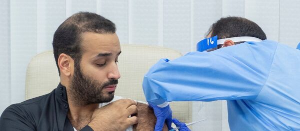 ولي العهد السعودي، الأمير محمد بن سلمان، أثناء تلقيه لقاح فيروس كورونا المستجد، 25 ديسمبر/ كانون الأول 2020 - سبوتنيك عربي
