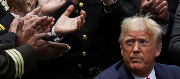 موظفون في إدارة الرئيس الأمريكي دونالد ترامب يصفقون له عقب التوقيع على أمر تنفيذي - سبوتنيك عربي